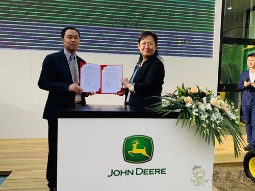 聚焦進博會:約翰迪爾舉辦零件采購協議簽約儀式