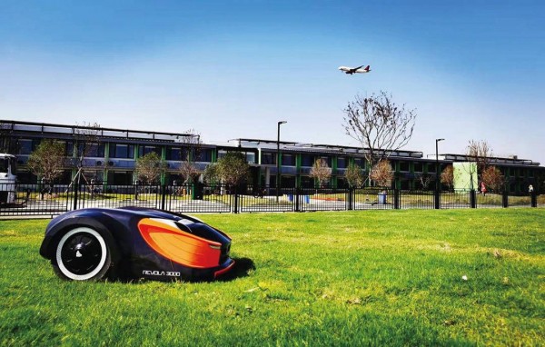 南京江北新區研發首個“零碳放”草坪機器人  自動除草效率提高50%以上