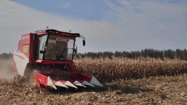 可自動收割、耕地、轉彎,無人駕駛農機現身濰坊智慧農場