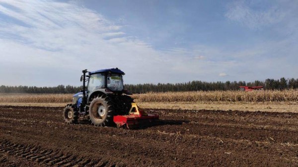 可自動收割、耕地、轉彎,無人駕駛農機現身濰坊智慧農場