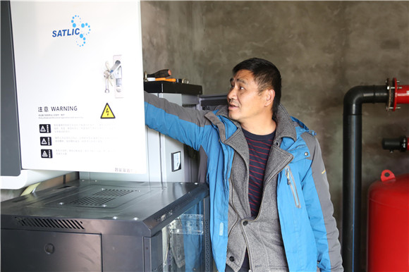 楊家全正在對“水肥一體化”設備進行調(diào)試
