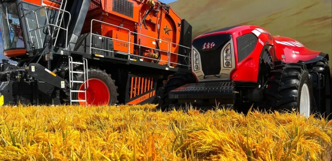 “東方紅”無人駕駛拖拉機亮相“奮進新時代”主題成就展 “東方紅”無人駕駛拖拉機亮相“奮進新時代”主題成就展