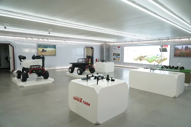 展廳內各種型號的無人機琳瑯滿目 展廳內各種型號的無人機琳瑯滿目